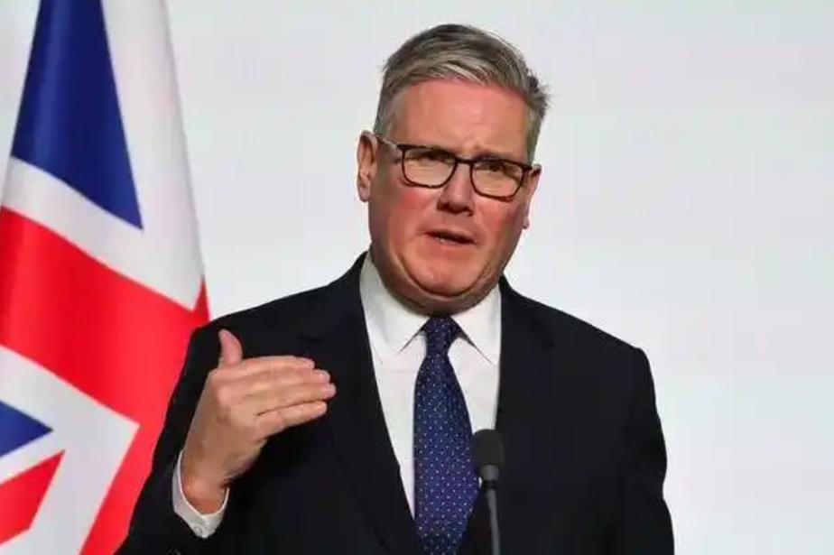 英国首相一句话，直接“扔”向了全世界。 他说，中国，是世界三大强国之一。
 
