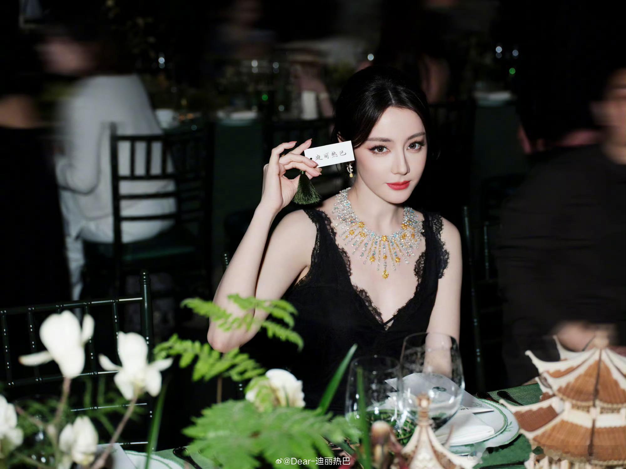 业内说杨紫 迪丽热巴 陈都灵这类女星的女粉基数同样很高，也是品牌优先选择的对象，