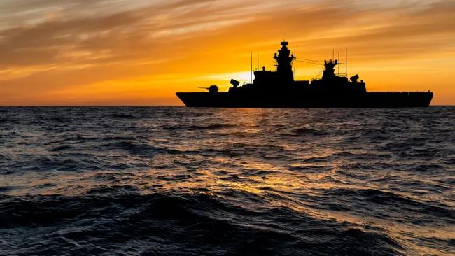 荷兰一艘价值5.85亿美元的战舰，因为一张明信片暴露了位置。荷兰国防部为了方便舰