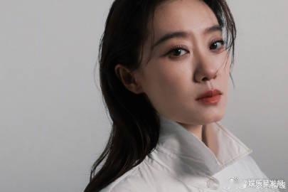 张小斐 可以坐评委腿上看电影吗 斐妈这组白衬衫大片质感绝了！简约白衬衫将慵懒松弛