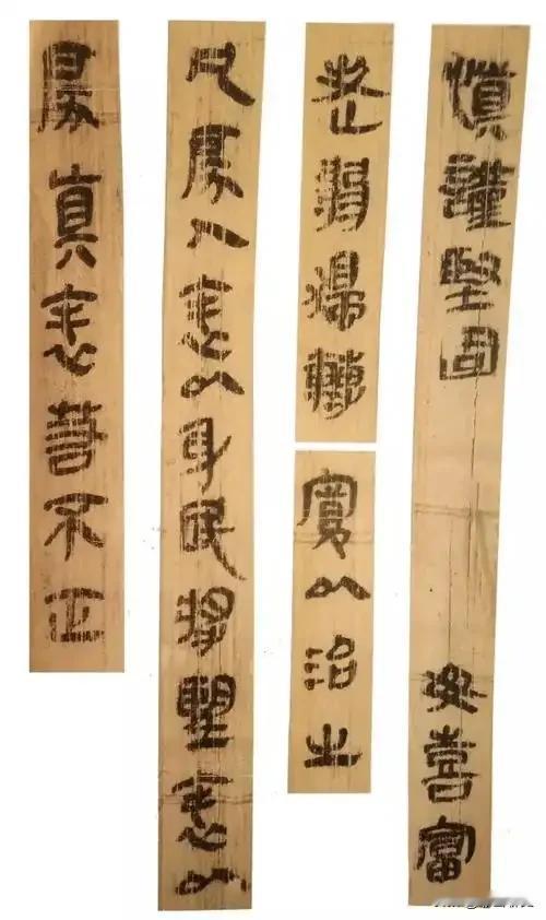 睡虎地秦简上的字，歪歪扭扭带着股子潦草劲儿，跟课本里秦始皇推行的小篆完全不是一个