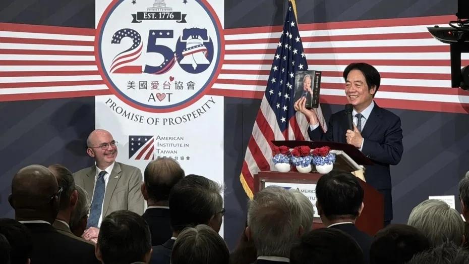 谄媚！赖清德祝贺美国国庆 点名送特朗普“张忠谋传”
“美国在台协会”（AIT）举