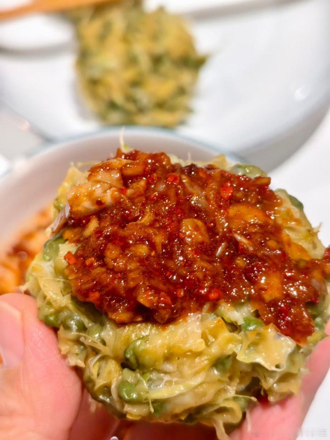 跟邻居学的新吃法，也是吃上了洋槐花菜馍馍，第一次做，吃的时候抹了点辣酱还不错 