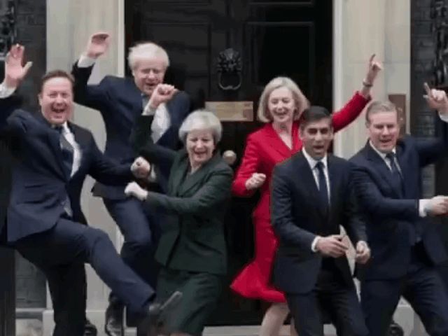 英国首相斯塔默宣布辞职后，伦敦市民街头真实反应：有人赞他正派但无奈失去党内支持;