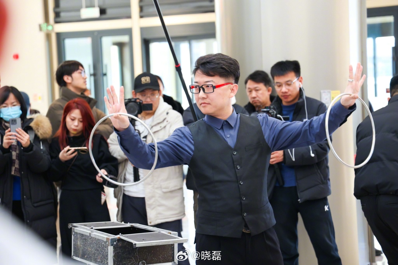 #雄安的烟火气藏不住了#  这回雄安又上大分了，建设者慰问活动竟然玩起了“艺术盲