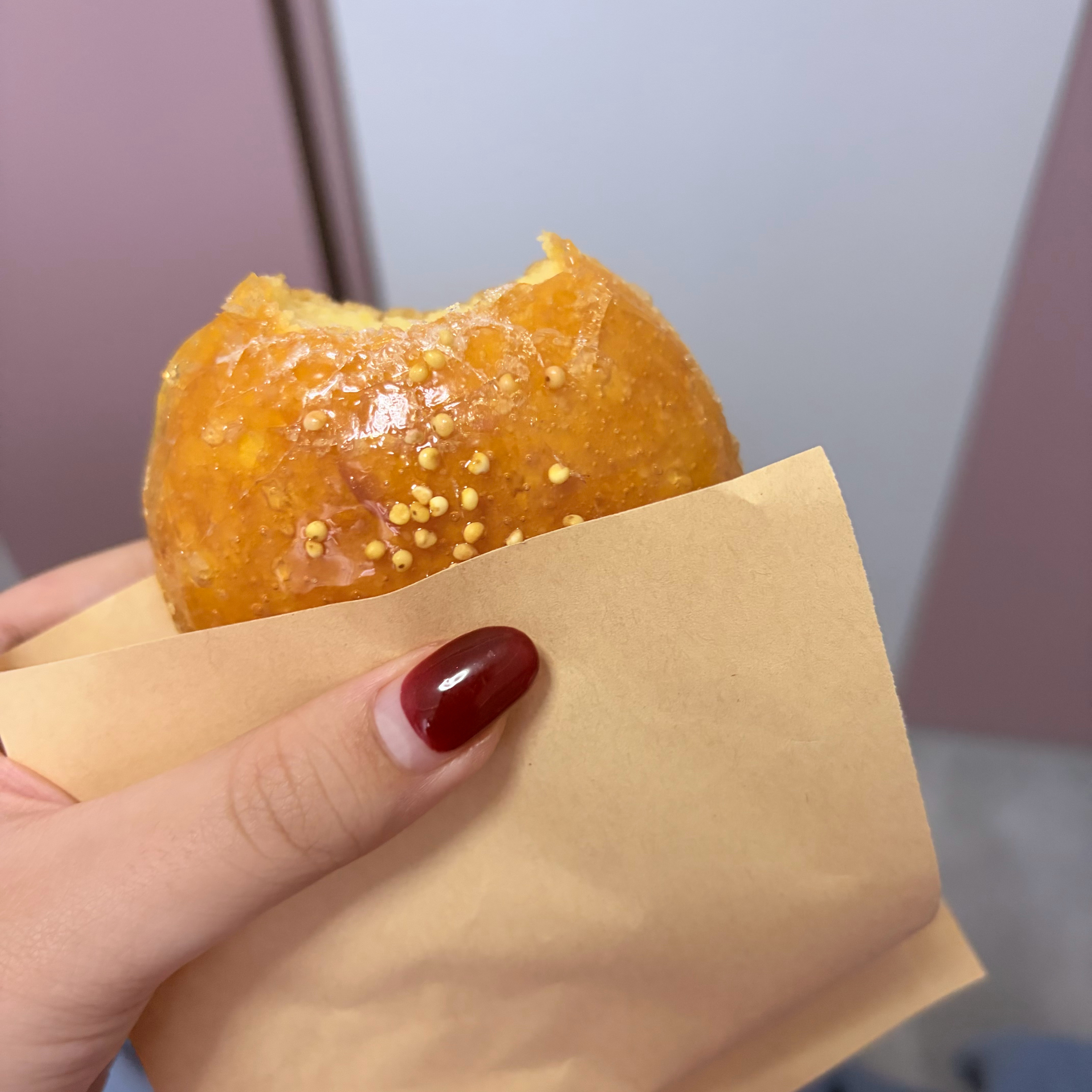 第一次吃脆壳多拿滋，心里总觉得自己吃了一个糖葫芦 ​​​