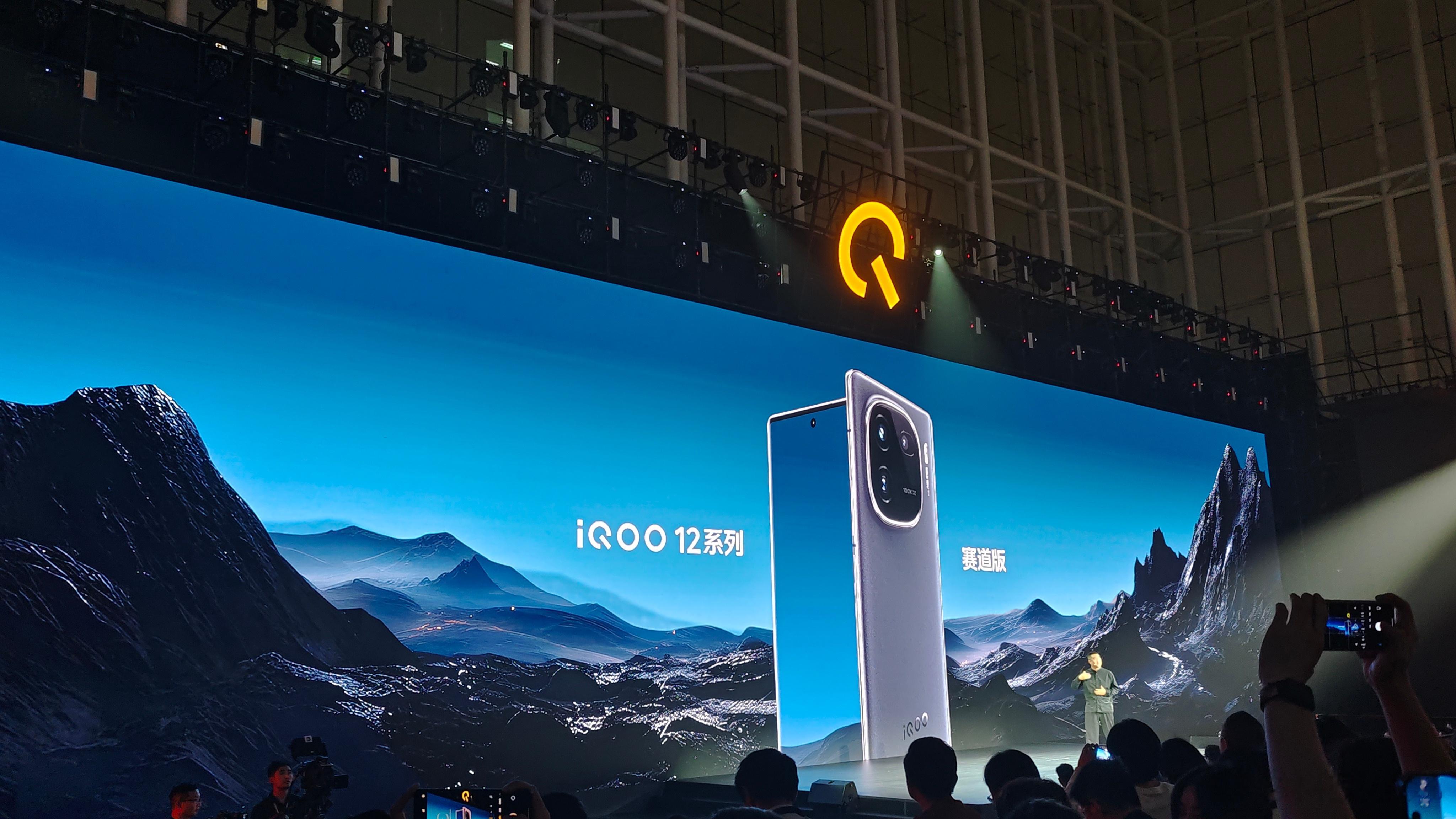 #iQOO 12# 手太慢了，没拍到白色，但是黑色，红色都好好看，你们觉得呢？ 