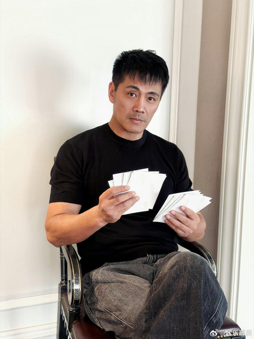 短暂离别不代表落幕，披哥暖心等候邵兵，保重身体，期待来日相聚披哥回复邵兵我们等你