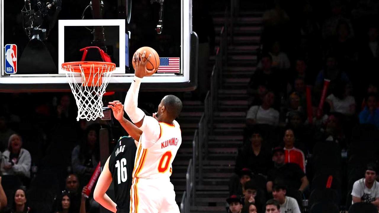 竞技场最刺眼的差距，藏在下意识的退缩里。
 
老鹰对阵开拓者末节，库明加底线起飞