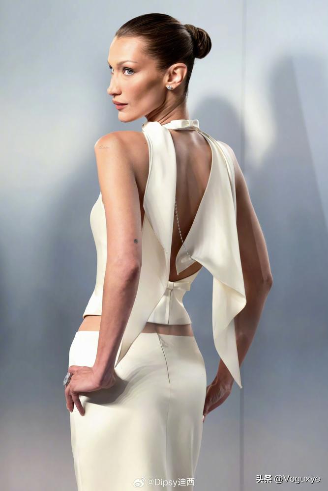 奥斯卡红毯出大事了。肯豆一身高定卯足了劲，风头却被贝拉一件破布抢光了。
 
肯豆