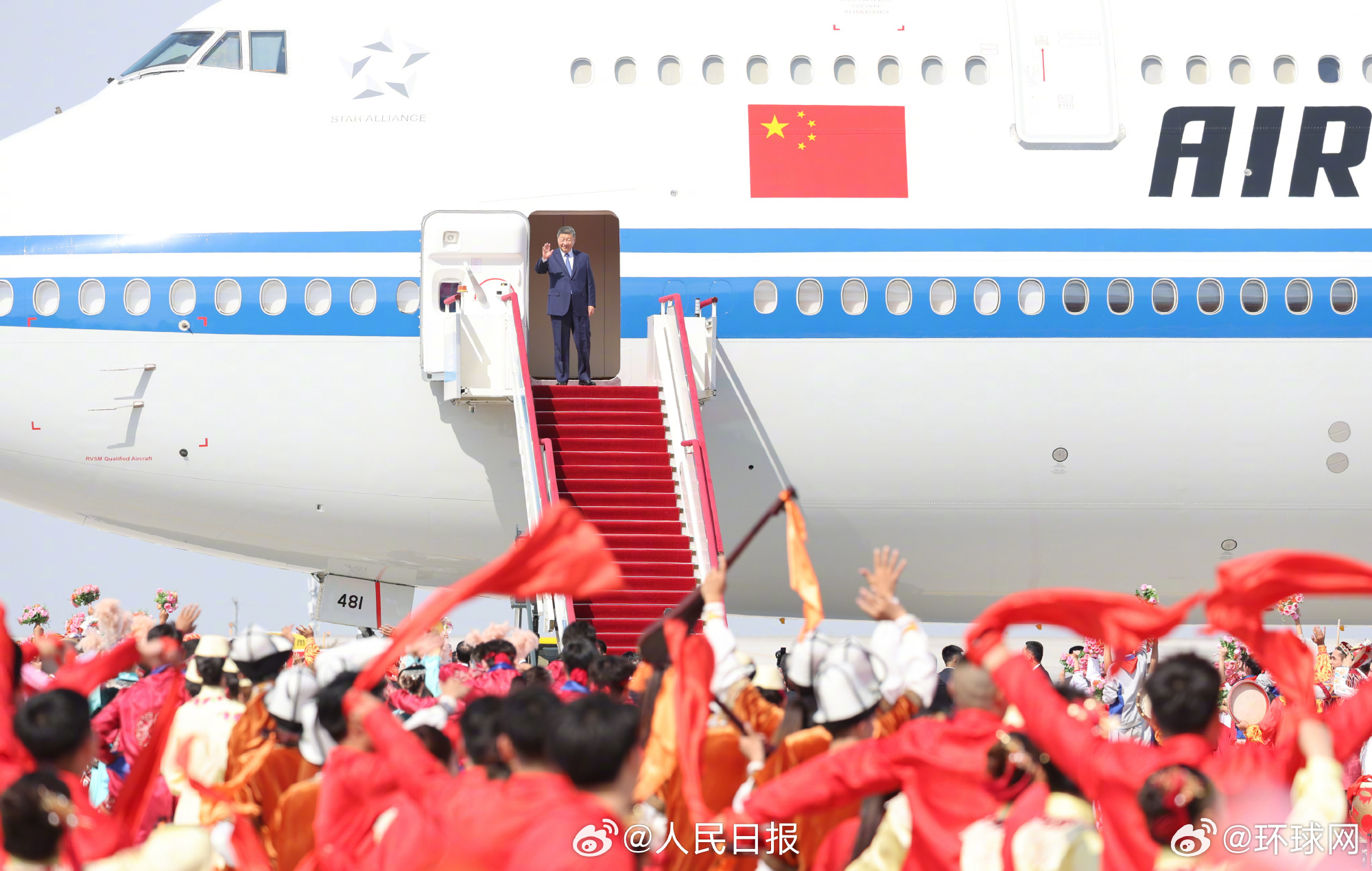 #习近平抵达乌鲁木齐#【习近平率中央代表团抵达乌鲁木齐出席#新疆维吾尔自治区成立