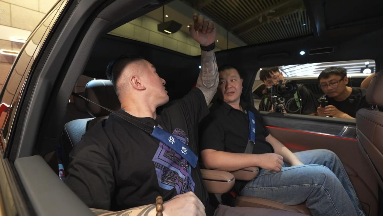 馆长直播实测华境S后被震撼了，惊呼这是民用车？

馆长直播点赞国产智驾！5月26