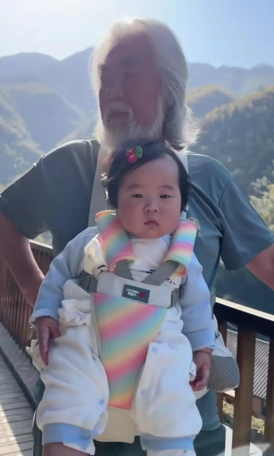 张纪中已经胜过很多年轻人了，年轻人很大多都不喜欢带孩子，，而张纪中不仅自己带孩子