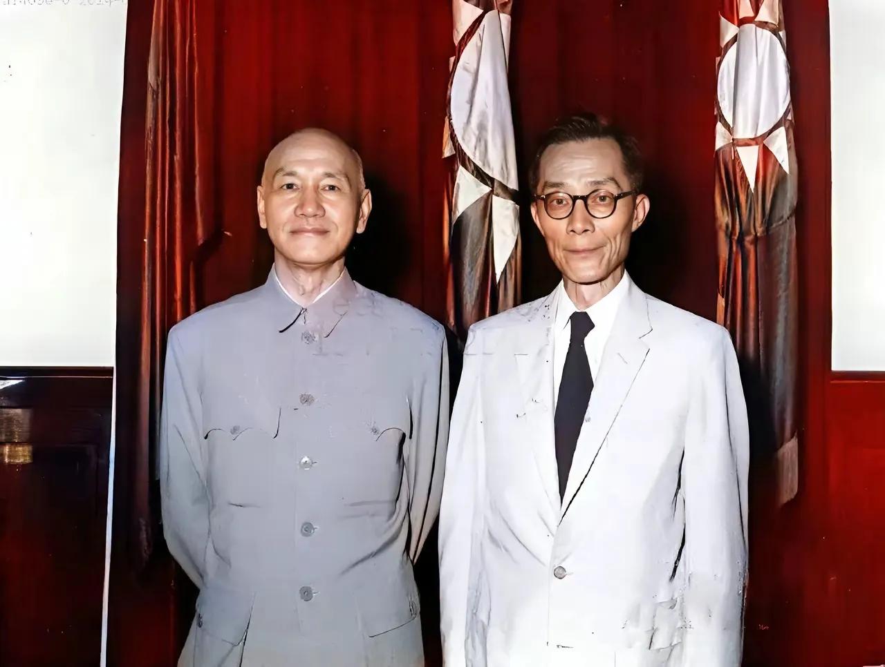 1956年8月9日的镜头里，蒋中正与梅贻琦并肩而立，这个画面恰好折射出他待人接物