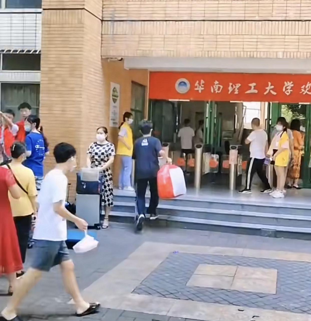现在的孩子花钱都不会心疼还理直气壮！

朋友孩子读广州华工，每个月给3500生活