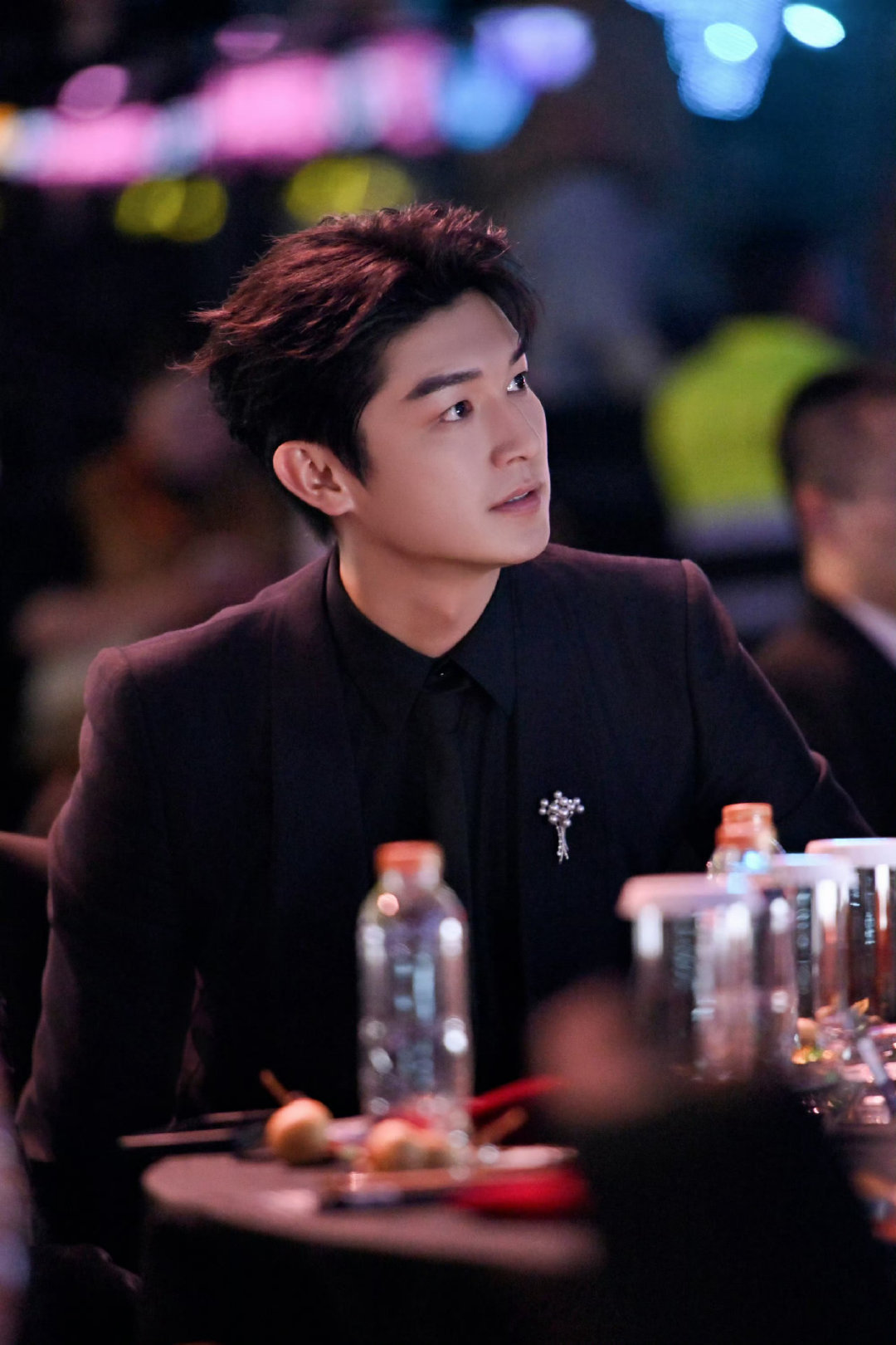 杨旭文一件衣服官宣两个活动 今日搜狐时尚盛典官宣杨旭文，好眼熟的衣服，你怎么一件