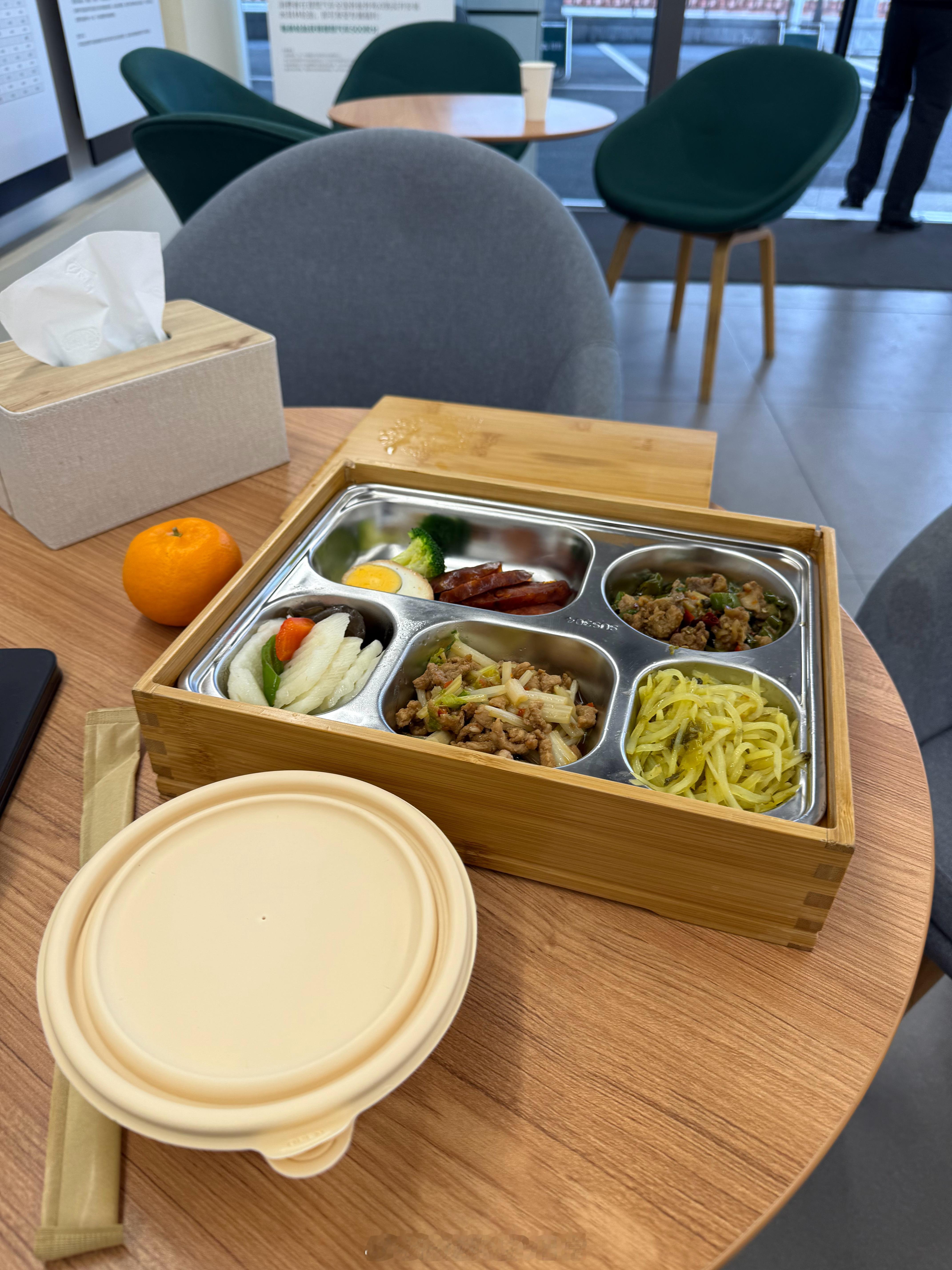 今天的午餐是在理想化的缘，，工作人员态度是真心好。 