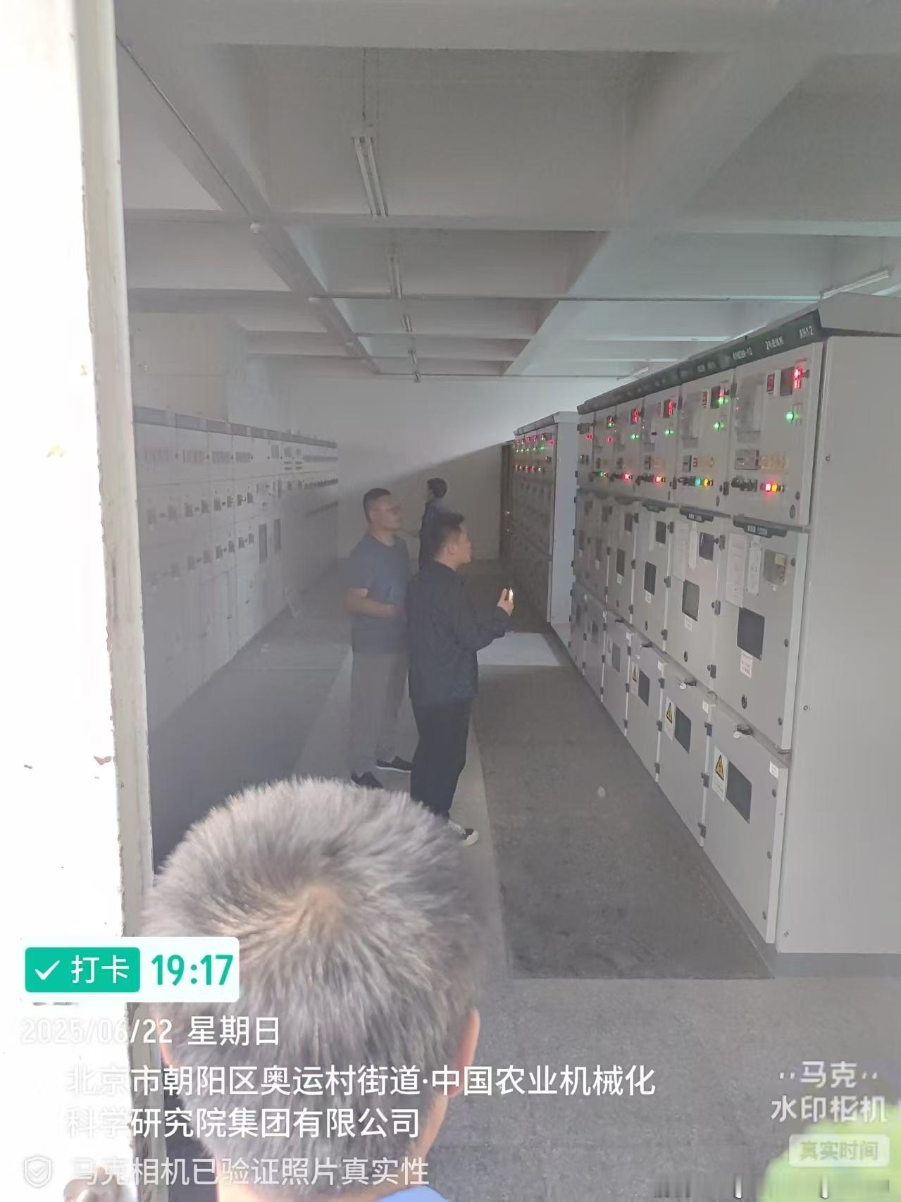 北沙滩一号院部分楼停电超过4个小时，两台应急车开始作业。停电期间，楼内应急灯也没