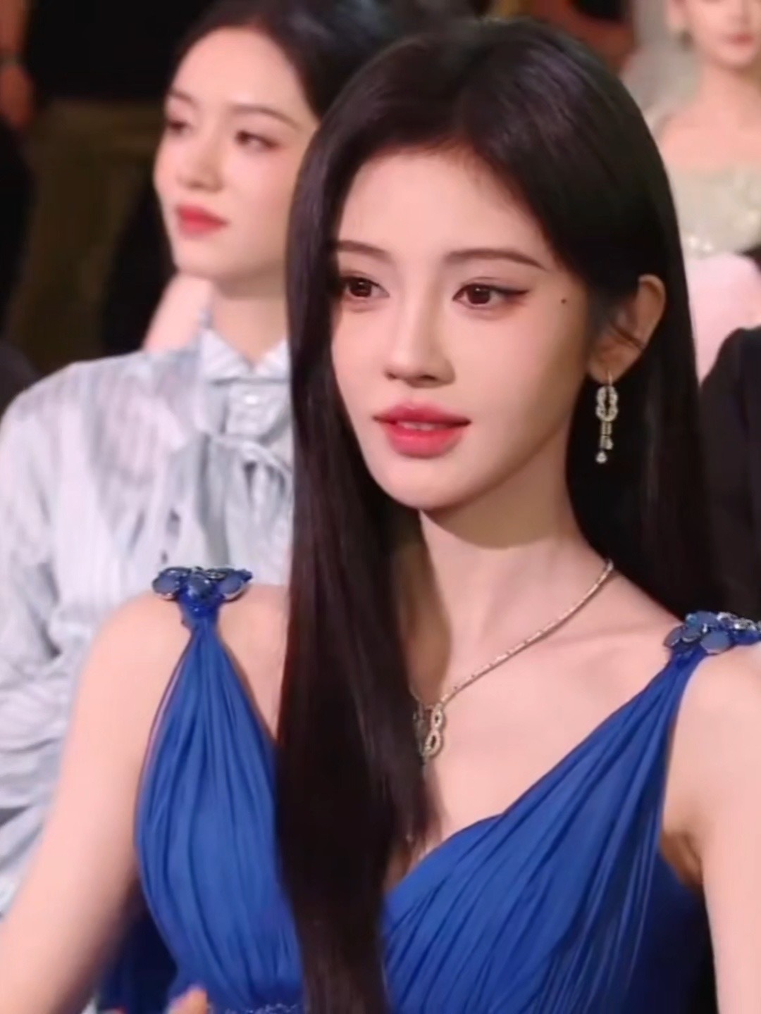 以前上学的时候我和同桌上课说话被抓包就这样…… 