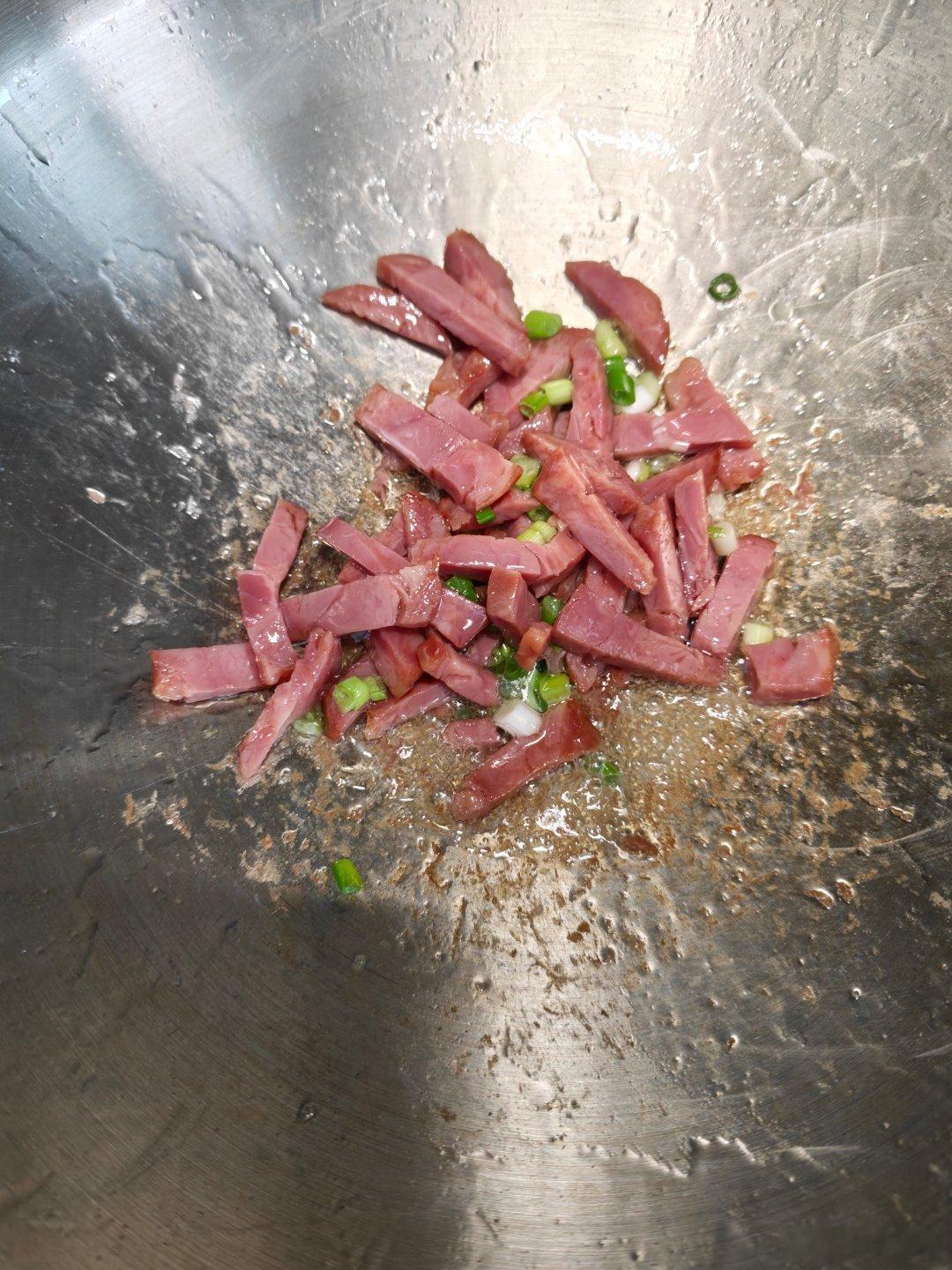 分享一下这碗野馄饨的做法。吃完我汗流如注。感冒来一碗，发汗用的。 
