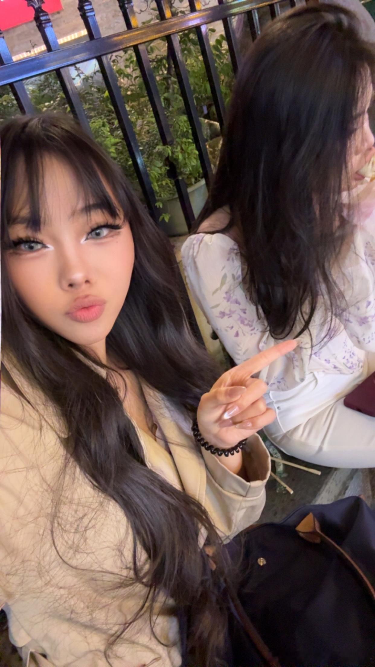 两个人穿这么美在这里吃路边摊 ​​​