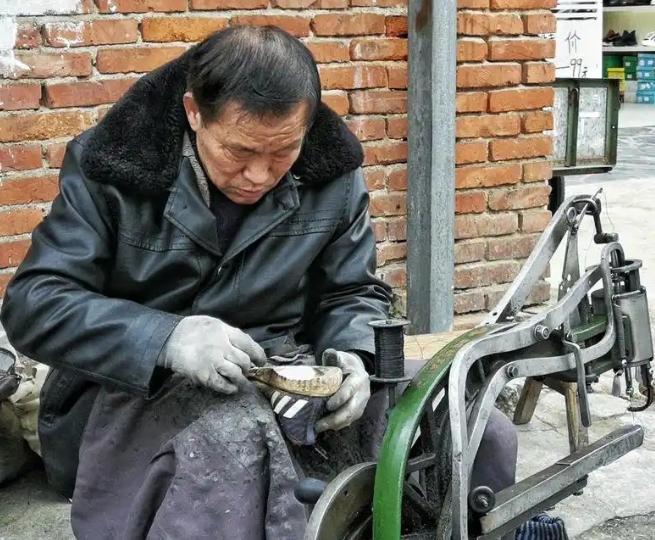 5月7日报道，山东平度一男子因腰带过长找路边摆摊老人裁剪打孔，老人不慎弄丢腰带上