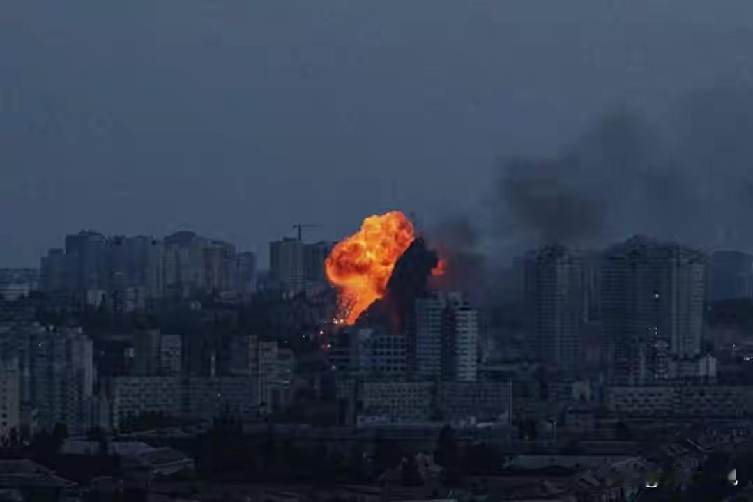 打起来了，特朗普不宣而战，伊朗无人机被美击落，各大势力选边站
同祖国并肩望复兴景