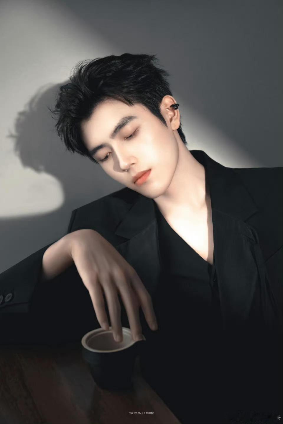 阿瑟请坐bking那桌陈飞宇从李峋到方穆扬，眼神依旧温柔深情，纯爱感满满，新剧里