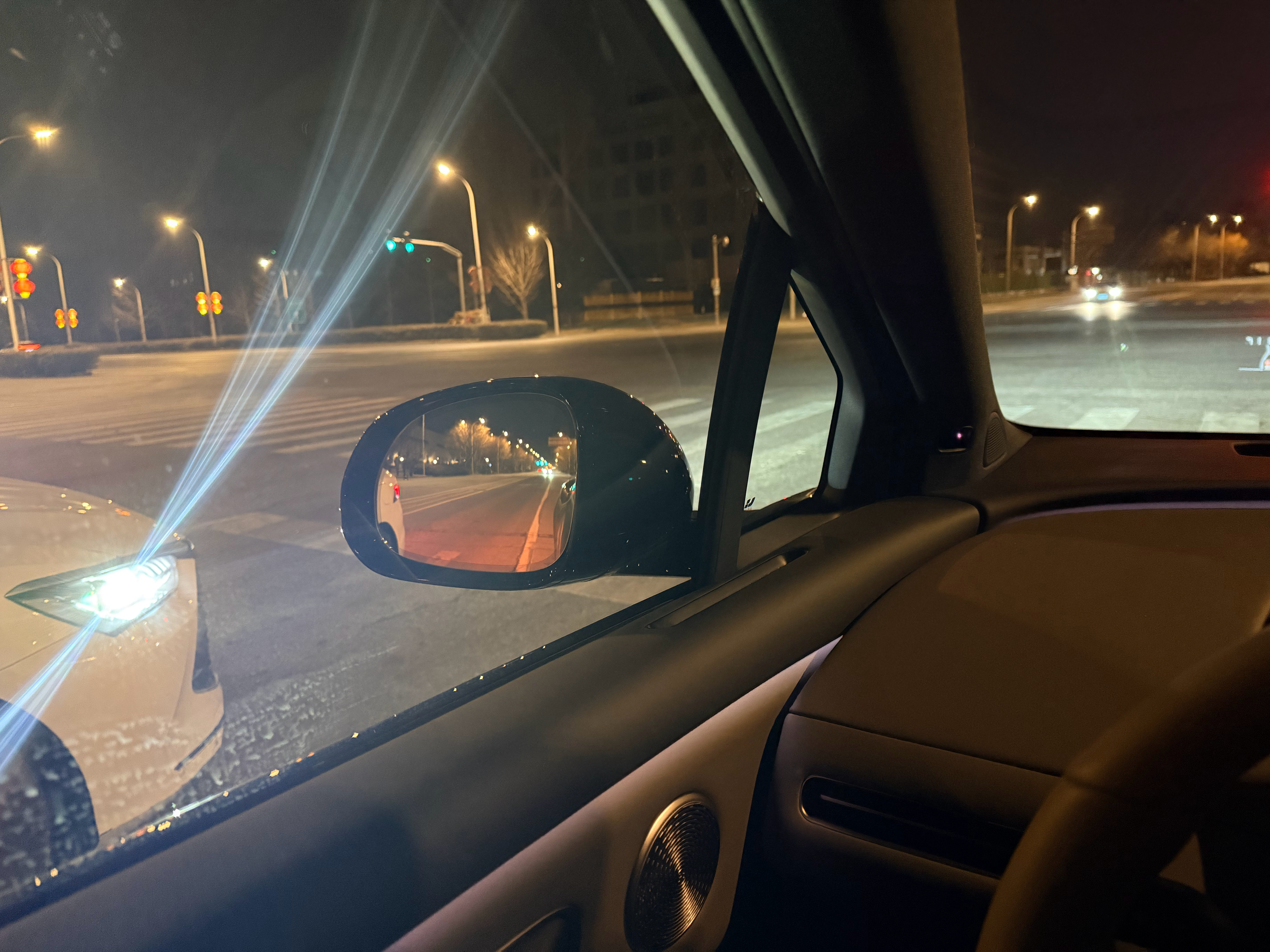 这他喵的，侧面也能晃到我的眼睛，看上去像是自己改了什么灯泡… 