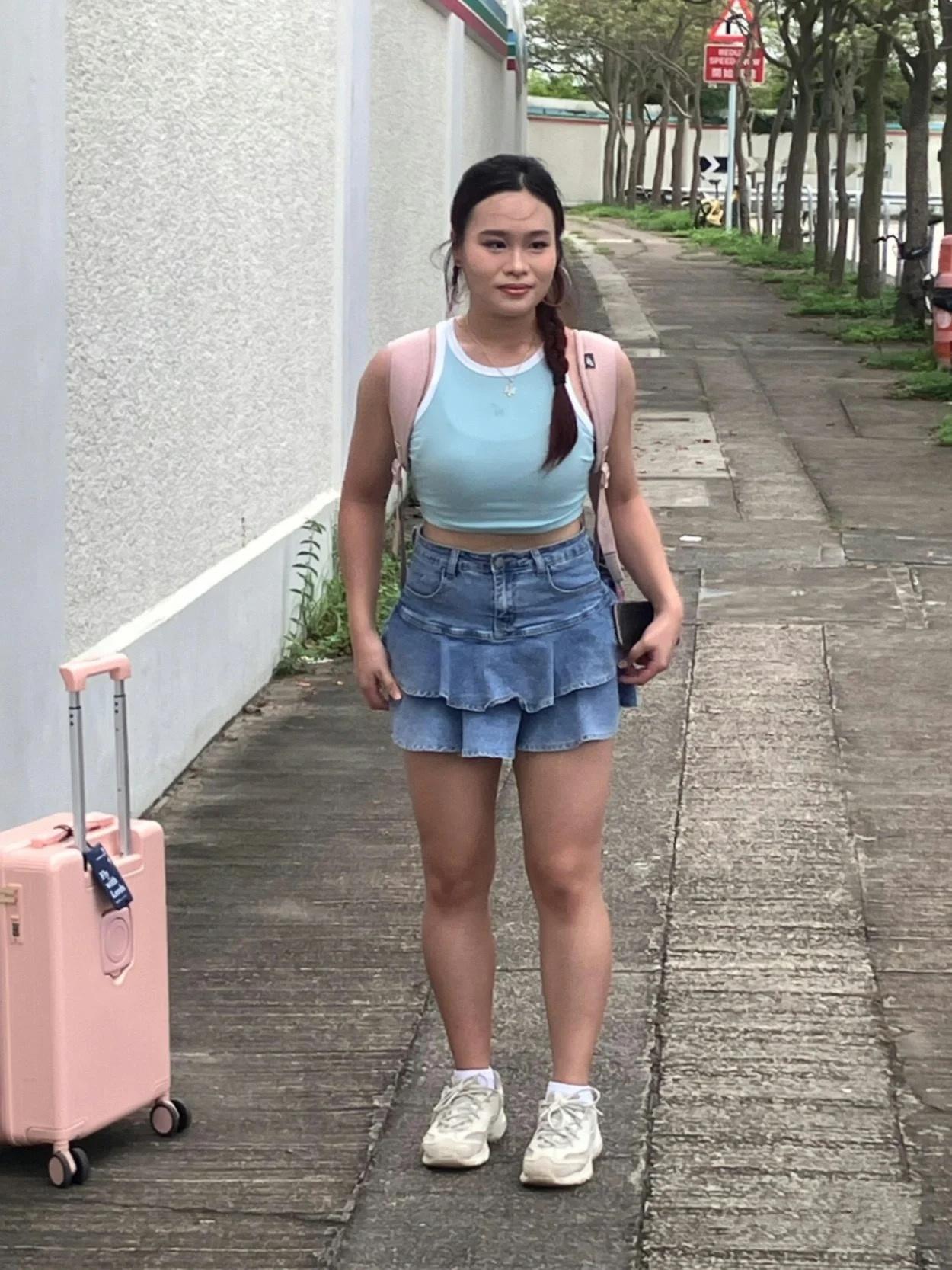 香港小姐2025，首轮面试18位佳丽街拍！难评，真的很难评！
眼尖的网友说：倒数