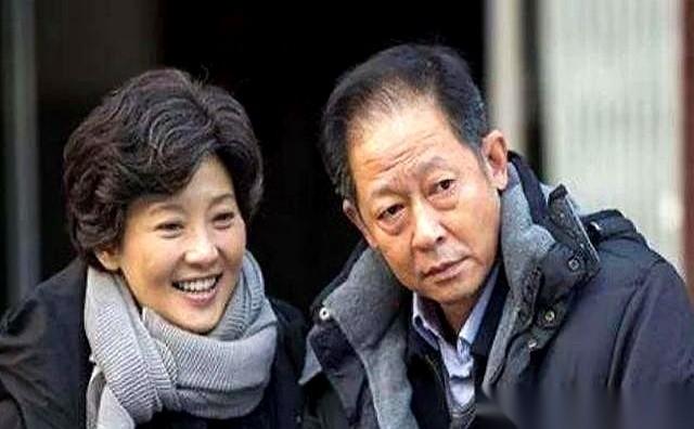 翻开90年代的京圈旧账，最干脆利落的一场分手，连一句台词都没有。
男方趁着女友不