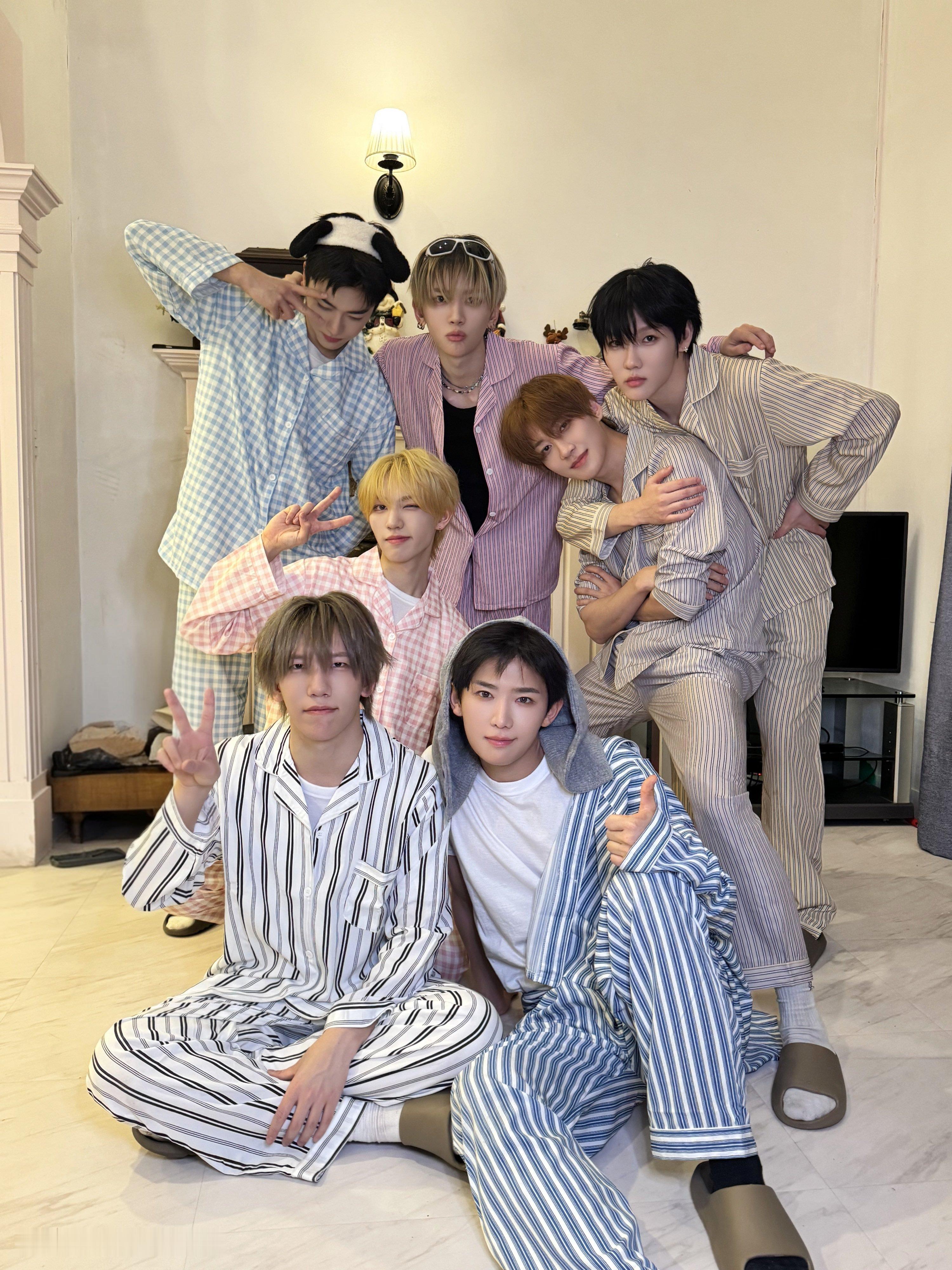 俺不中了...好像是用AI合成上传的爱豆团体照 