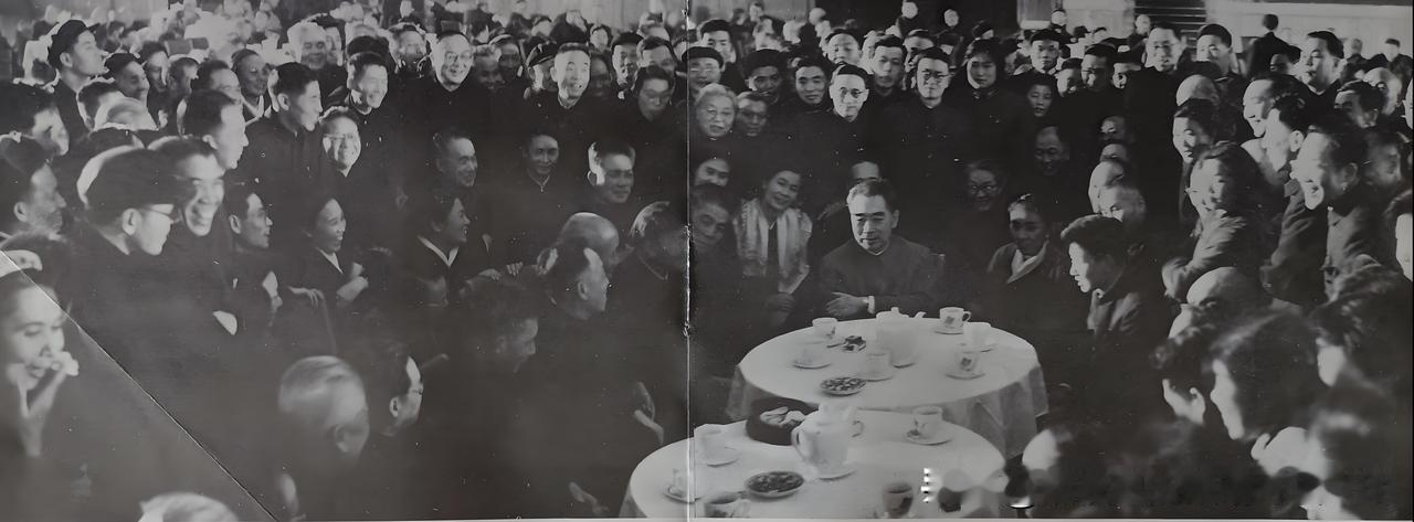 人民总理人民爱：四届人大时的“圆桌会议”

看到这张历史图片，看到这由人民群众自