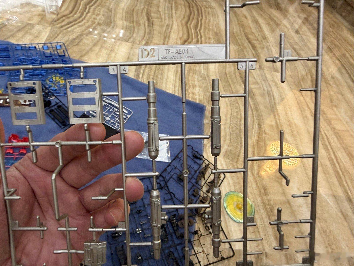 其实小孩的智商、能力是不是超群从很小就能看出来了，这孩子6岁今天非要这个拼装擎天