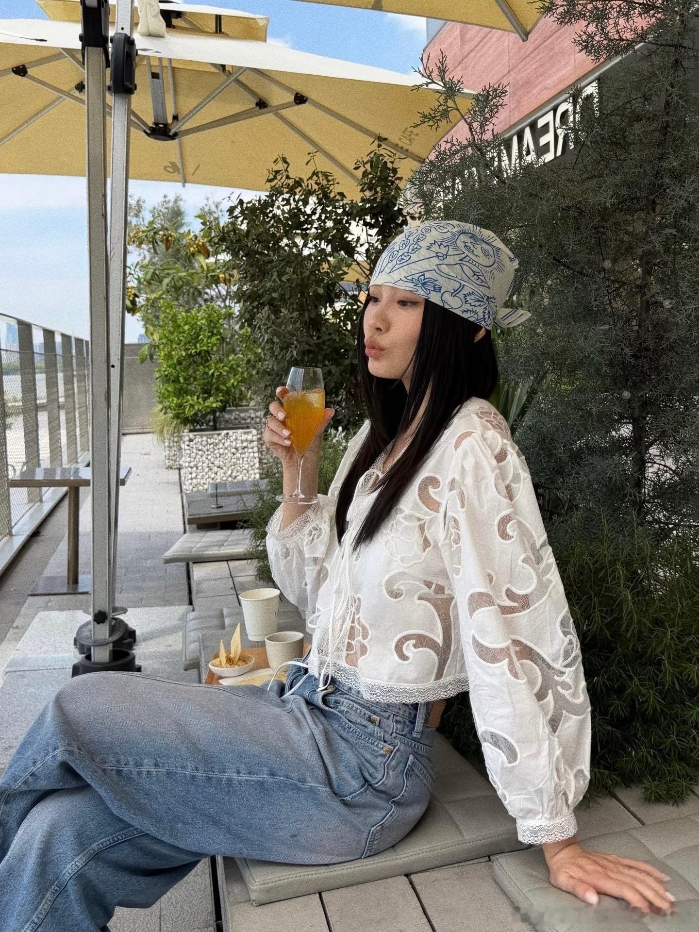 SANDR*2026夏季新款女装法式浪漫镂空蕾丝提花系带灯笼袖短款上衣 采用镂空