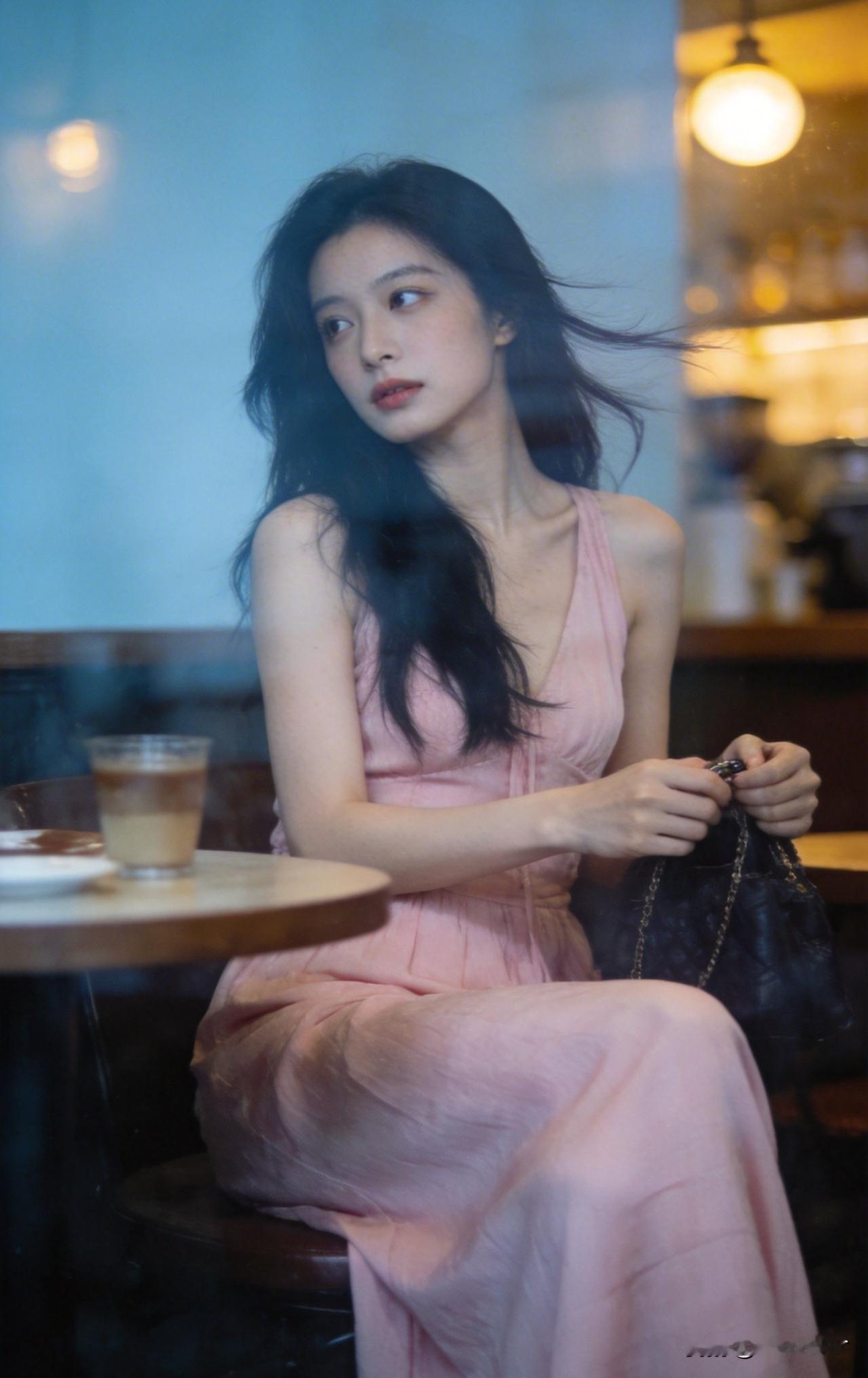 咖啡馆里的温柔时光，粉裙飘飘，静享美好。