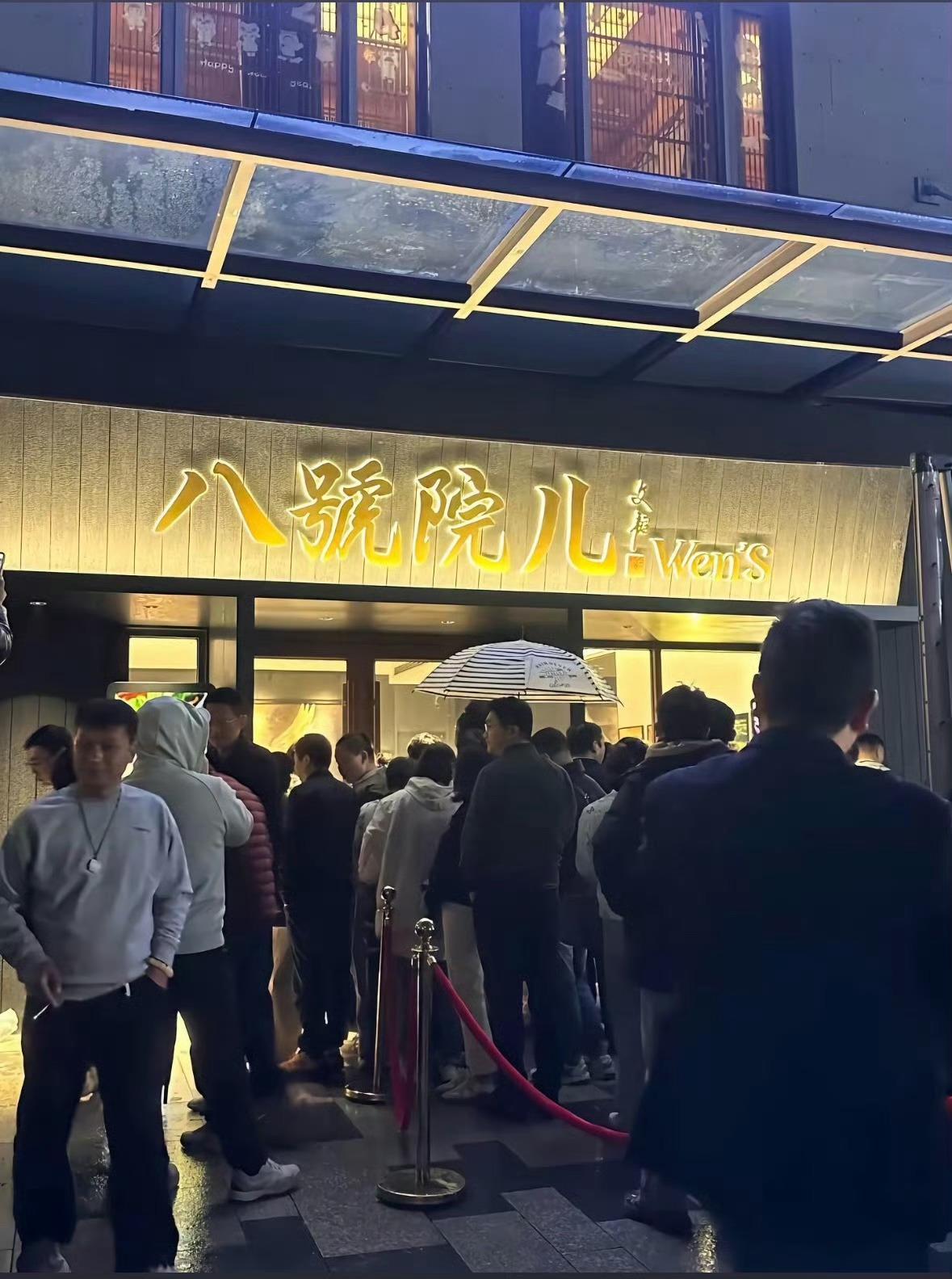 文章上海面馆价格这价格，比我家楼下还便宜，明星开的店能做到这样，不错了！ 