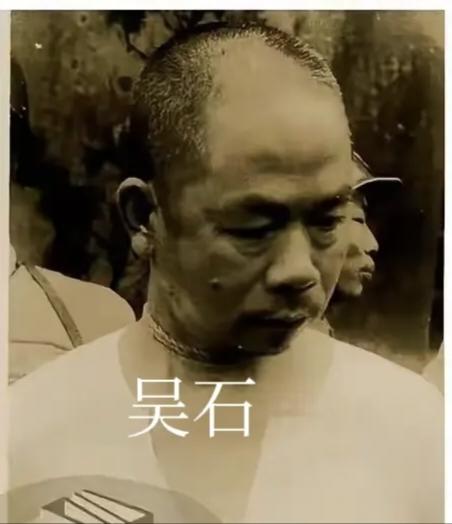 这不是剧照，而是吴石将军牺牲前，敌人给他拍下的最后一幕镜头，此时的他表情凝重，虽
