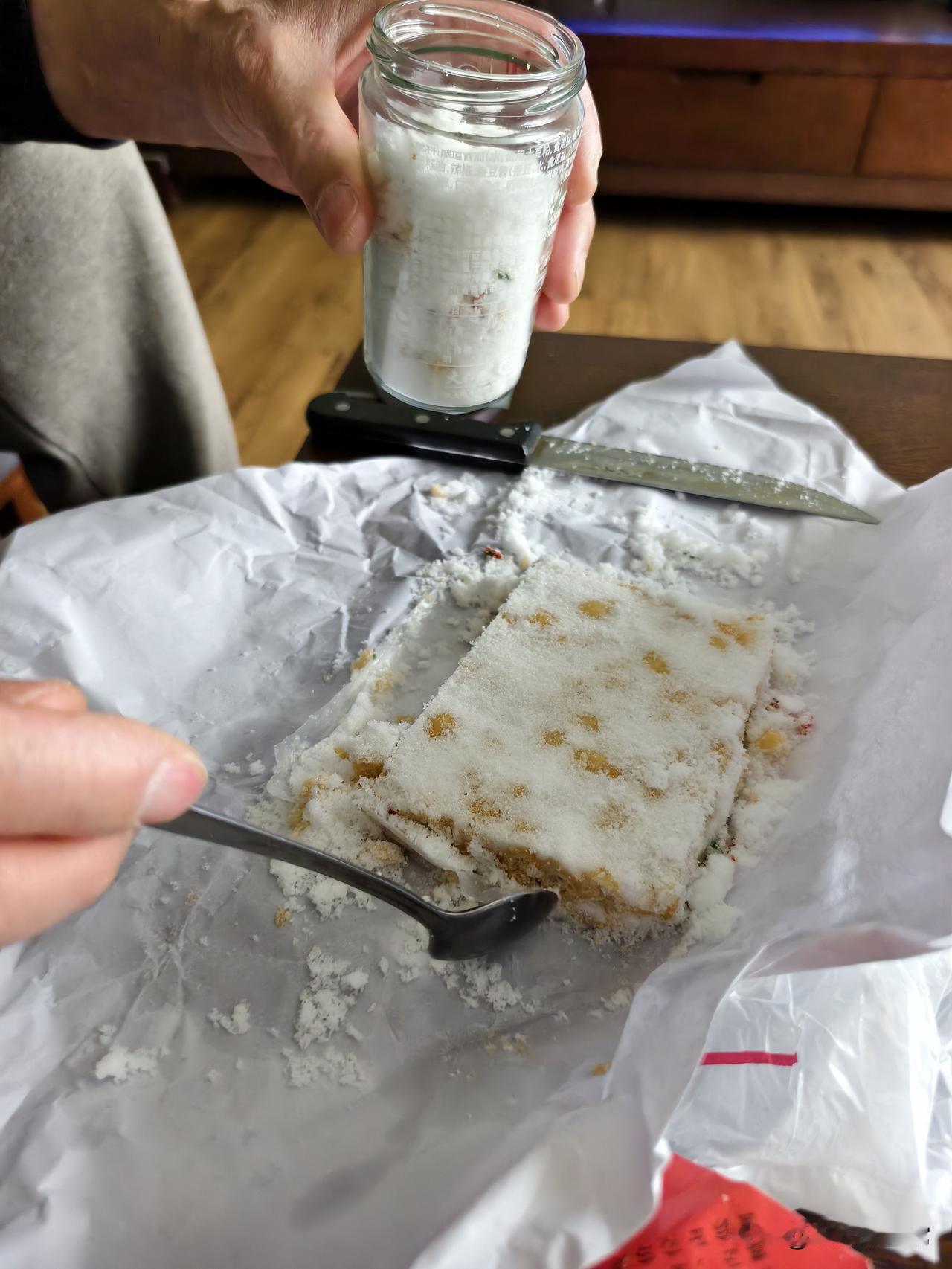 看看这点心有多少绵白糖

这泡子糕实在太甜，老伴就把上面的绵白糖，用水果刀刮下来