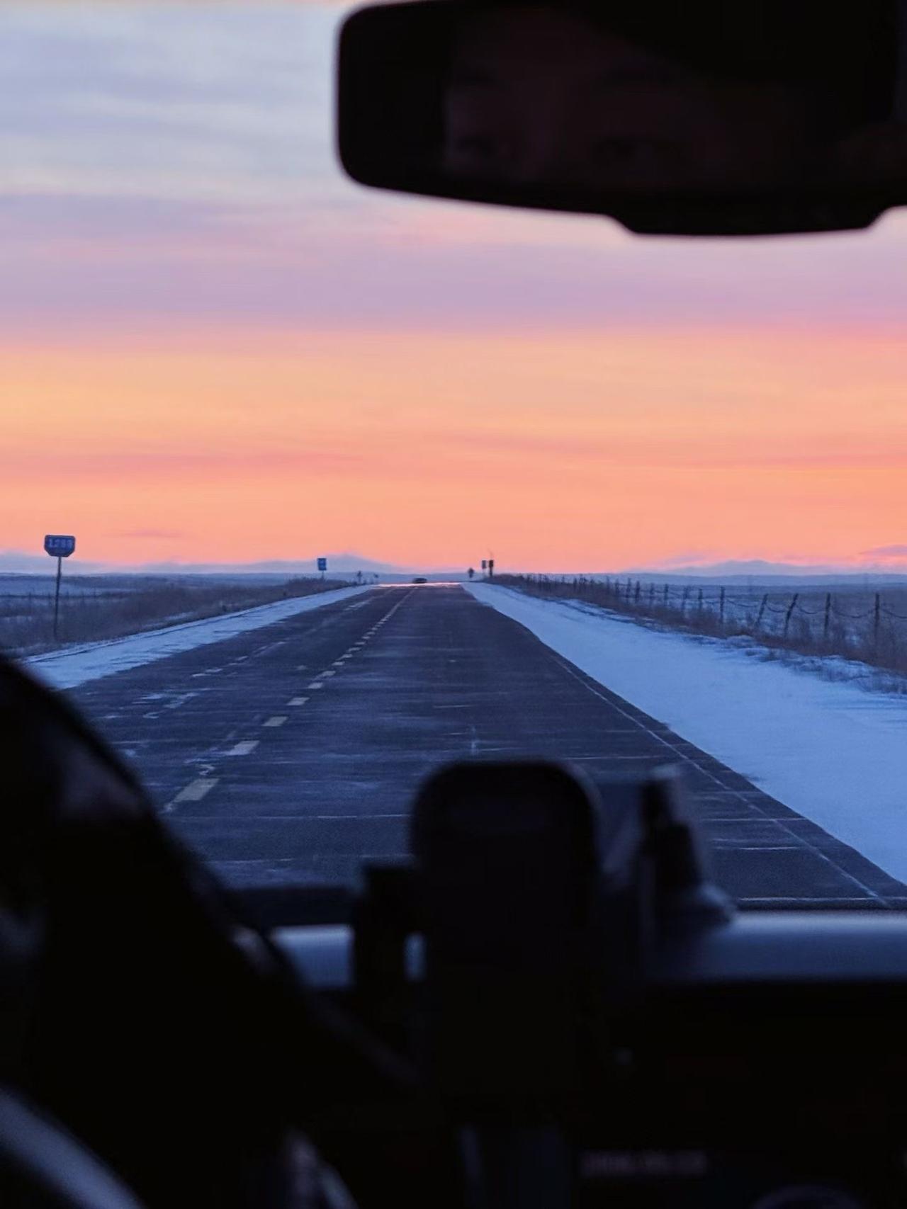 迎着朝阳出发～

📍乌拉盖