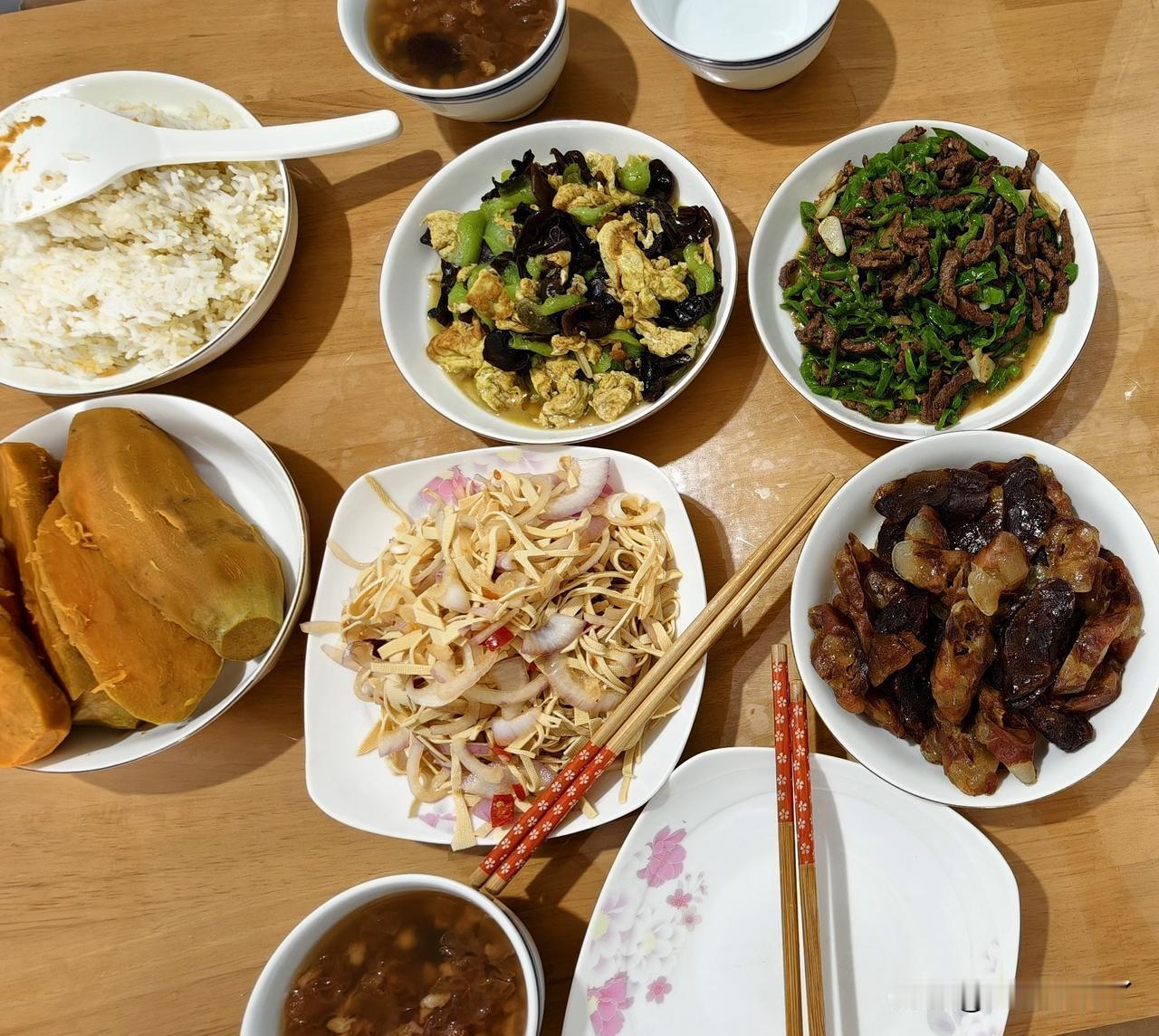 老俩口儿每个月生活费1000块钱。
我觉得有点少。
可是呢，麻团儿说我不在家的时