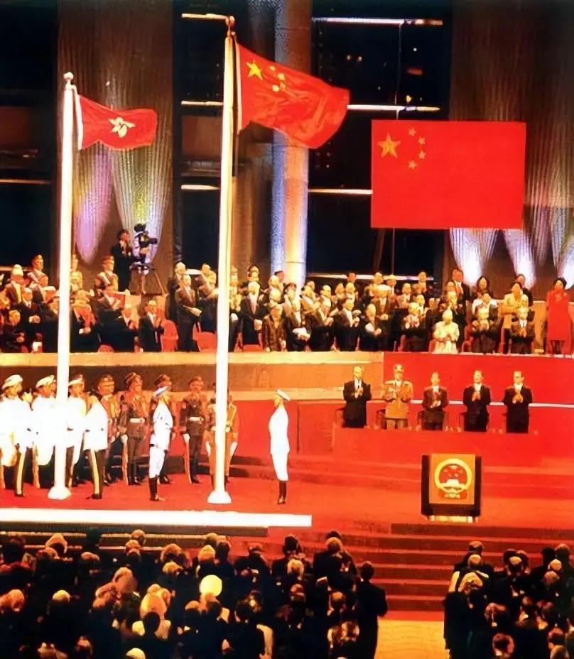 1997年6月30日晚9点，为避免香港出现防务真空，509名驻港先头部队从深圳皇