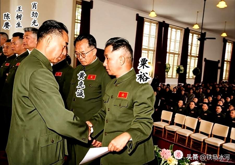 🍁1955年9月27日，中南海紫光阁，周总理亲手把大将军衔命令状，颁发给粟裕将