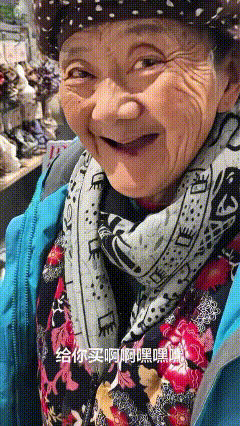 不可思议！一男子五一带妈妈出游，路过头饰店时，妈妈看中了漂亮头绳让孩子给她买，儿