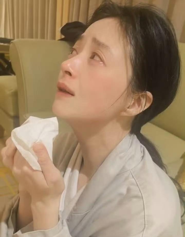 蒋欣瘦了，不是靠饿，是靠熬。
每天五点起床练，晚上十点还拉伸。
不吃碳水，顿顿鸡