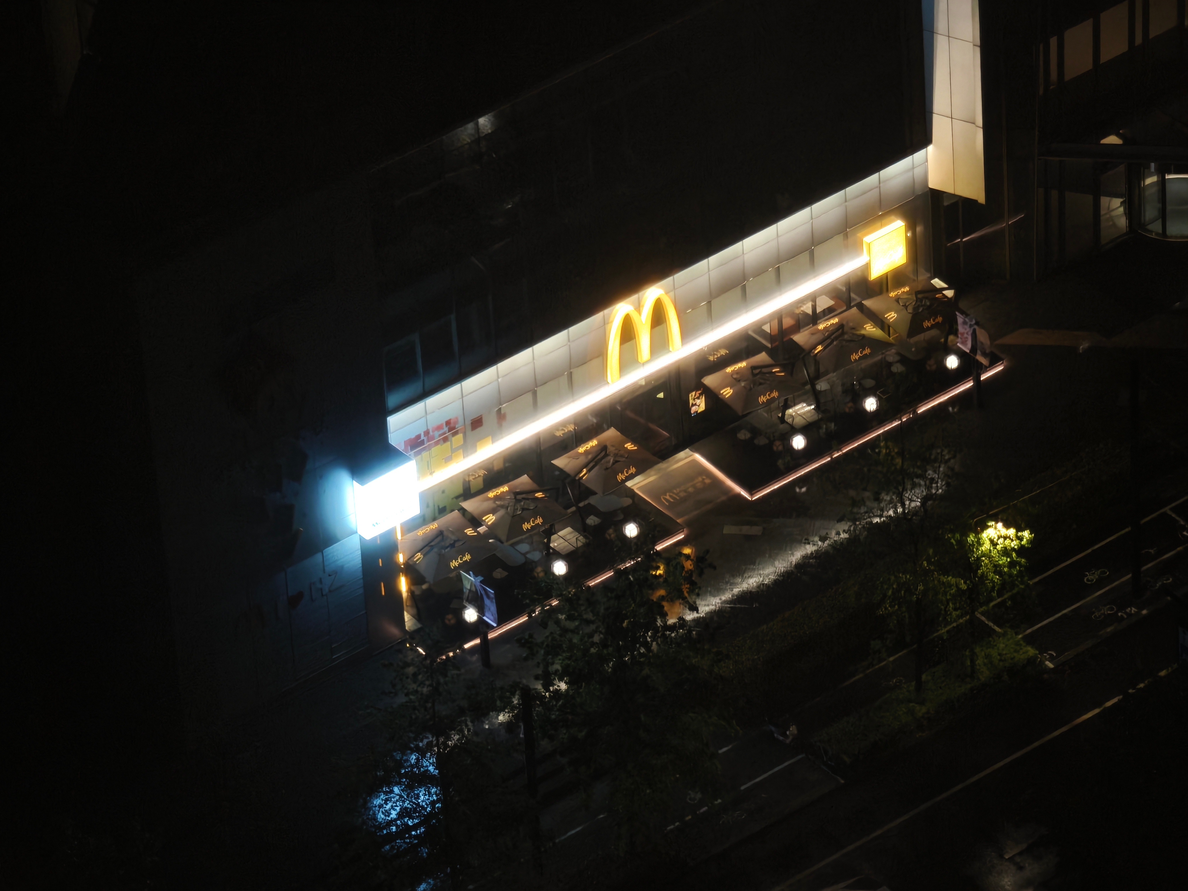 一到晚上，纠结的事情就来了。眼看着对面有麦当劳，肚子也咕咕叫，口水滴滴流。吃，会