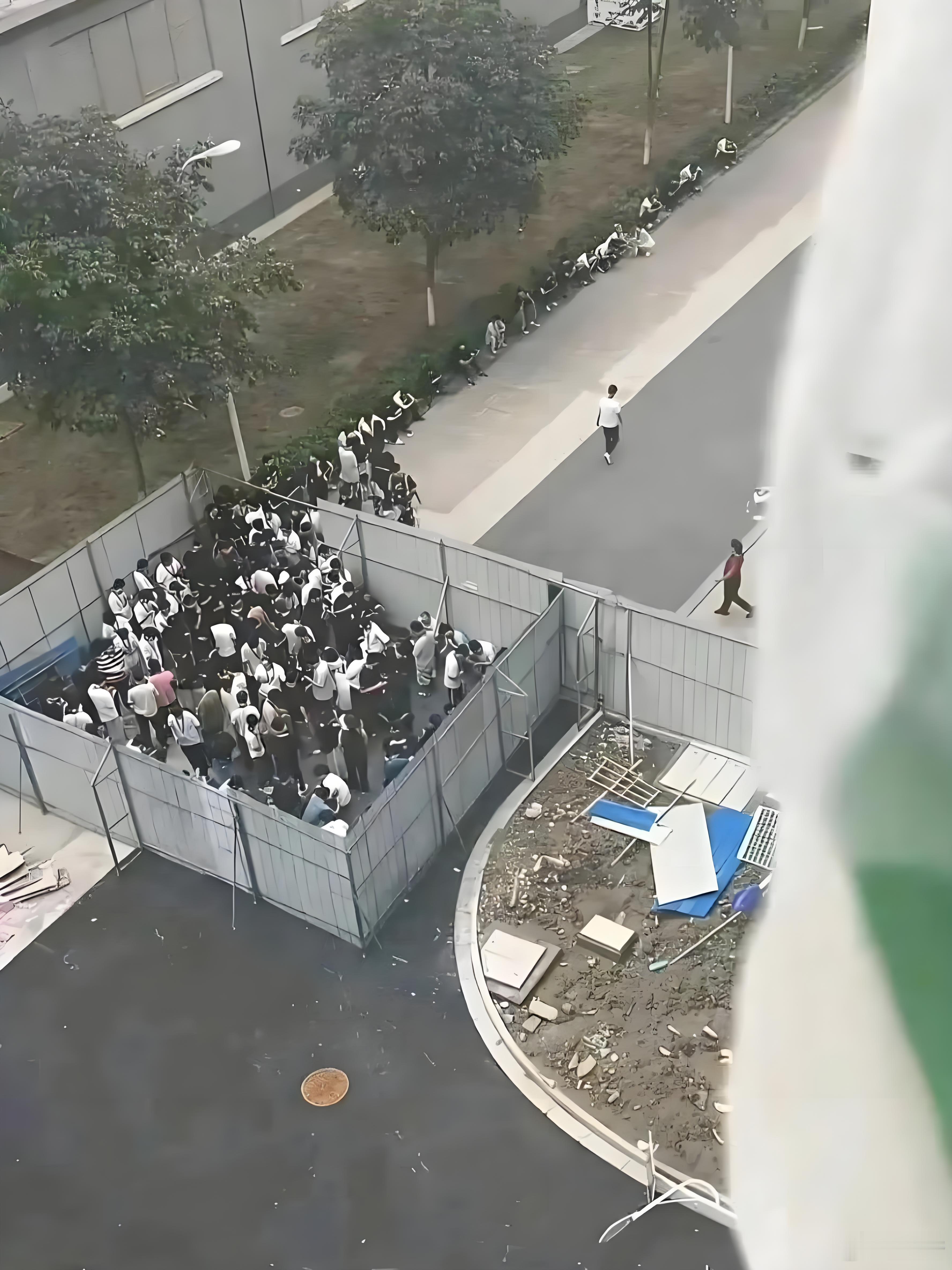 吸烟区的一幕，让给别人吸二手烟的人互相传播，你觉得应该推广吗？ ​​​