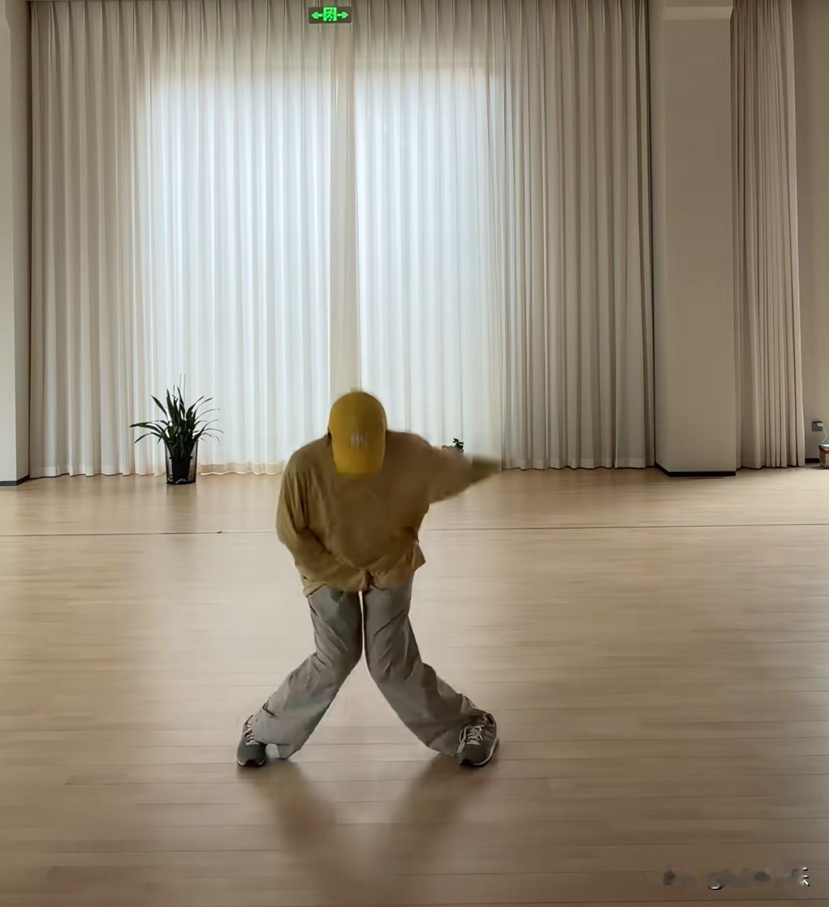 前头那两下像憋不住尿的感觉！
孙莉你都不看网友评论的吗？
松弛只体现在衣服上……