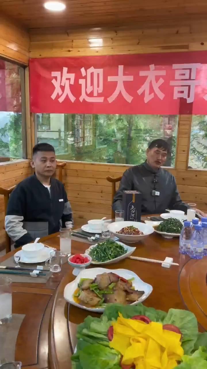 杨柳春风今夜闲，一杯浊酒问青天。
为何花有重开日，人吾在少年。