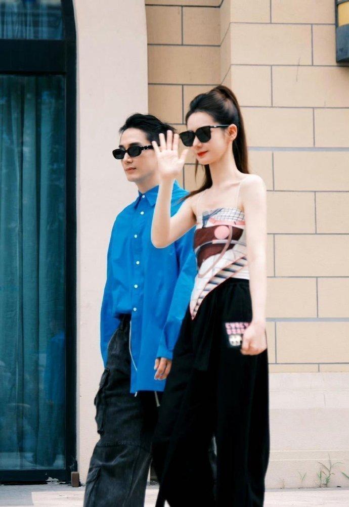 戚薇快瘦成纸片人了，看起来只有她老公半个大小 